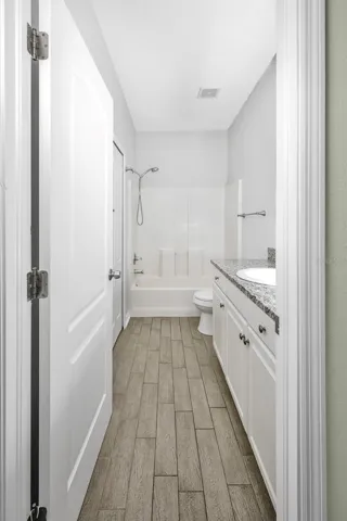Primary en-suite with granite counters