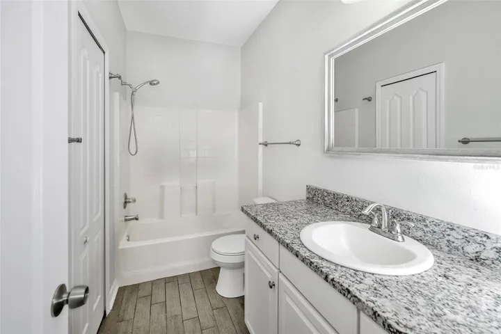 Primary en-suite with granite counters