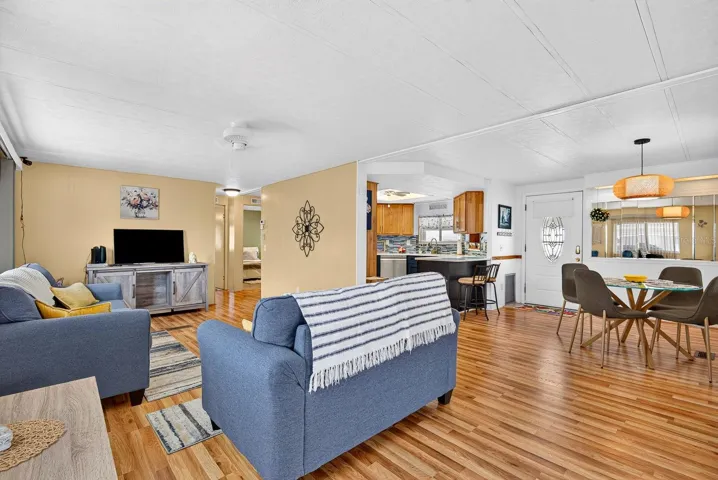 Showcasing, living, dining and kitchen area