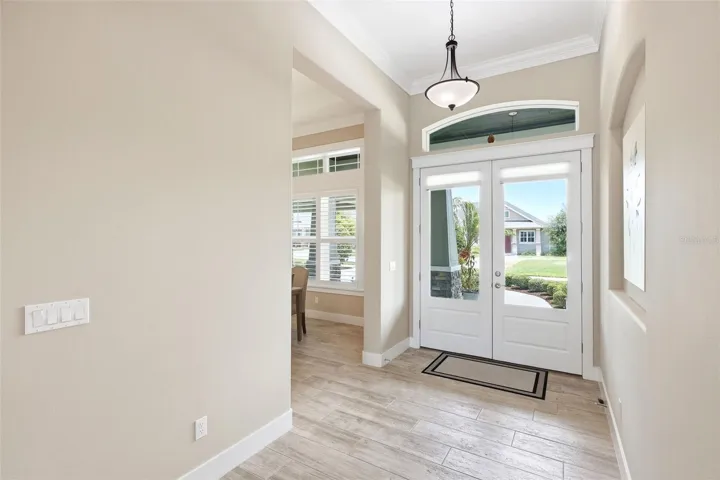 FOYER / ENTRANCE