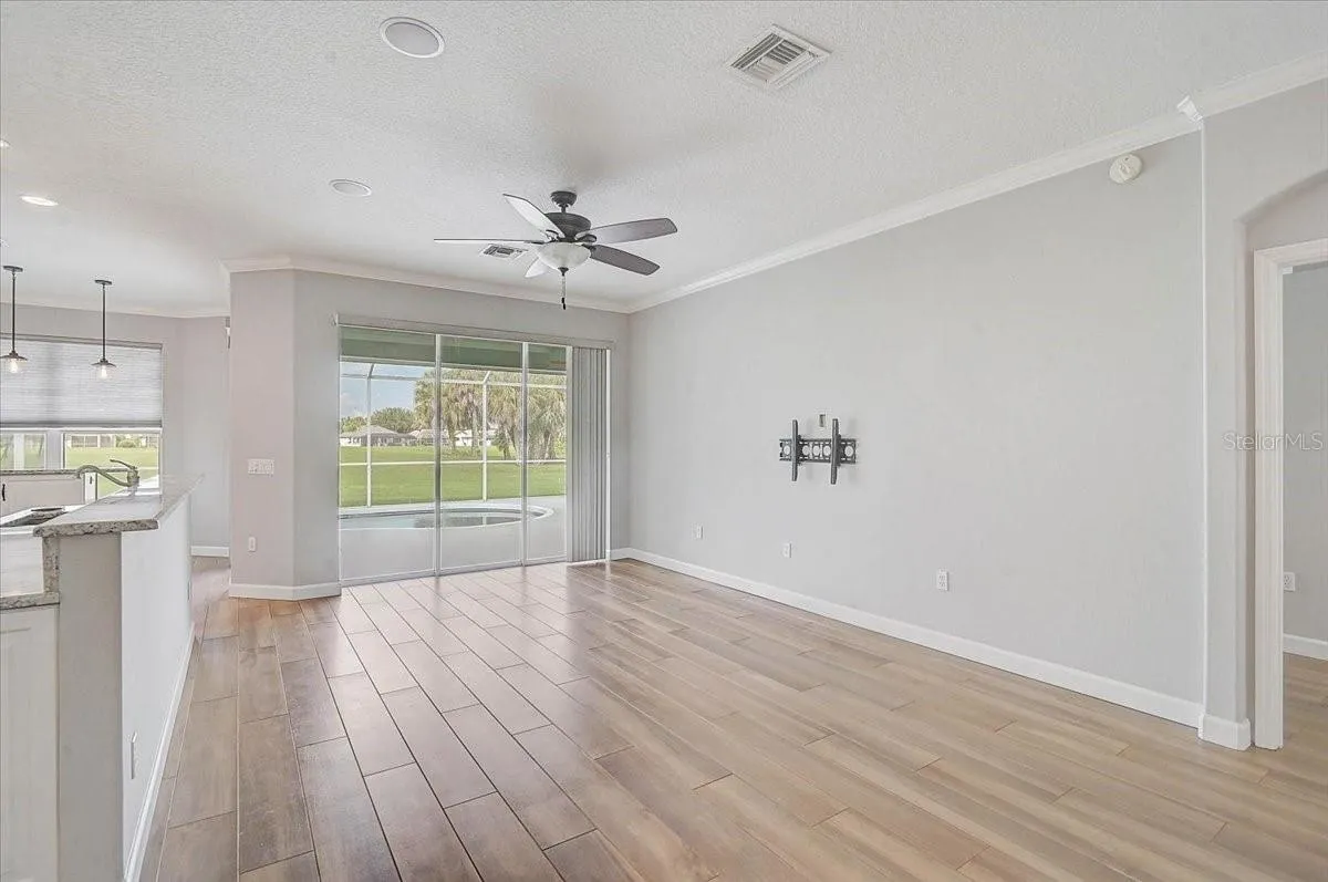 Another view of those beautiful floors