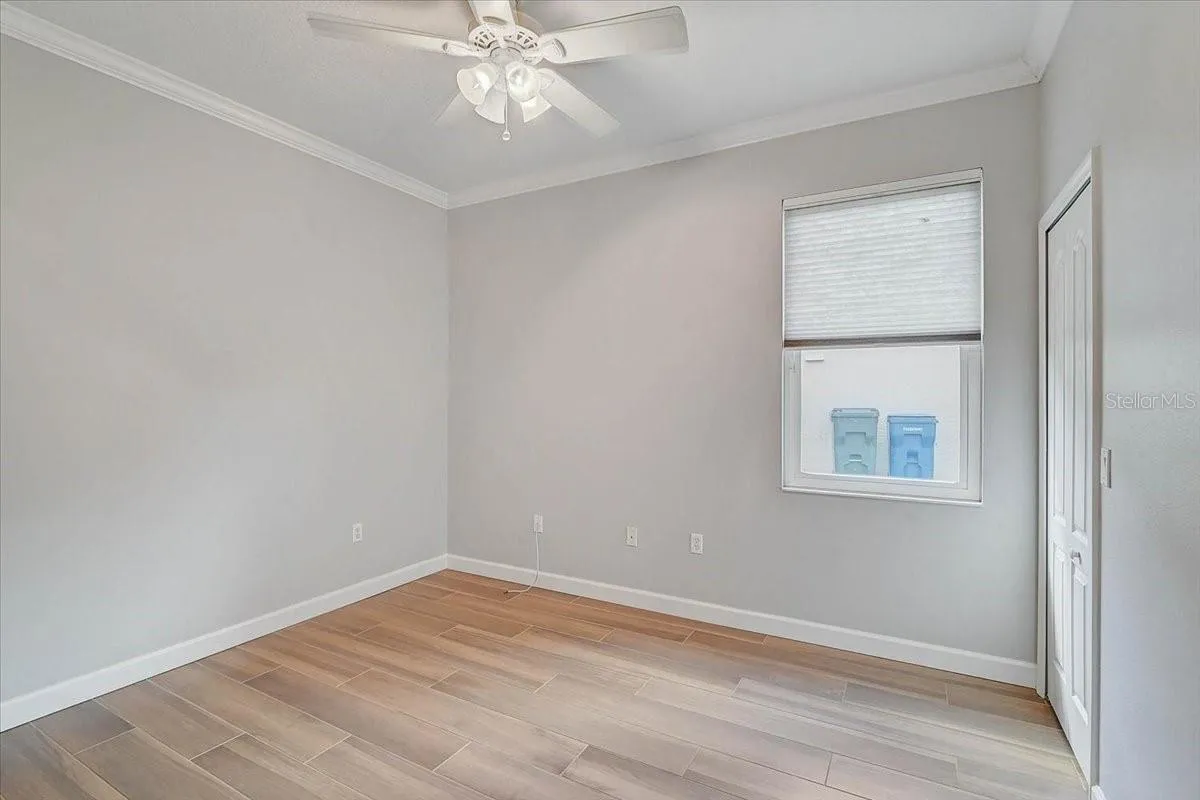 3rd bedrooms with walkin closets