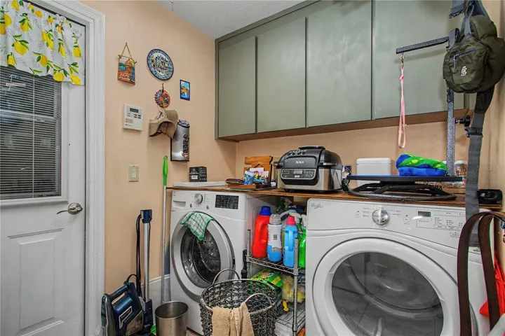 Laundryrm off kitchen &amp; garage