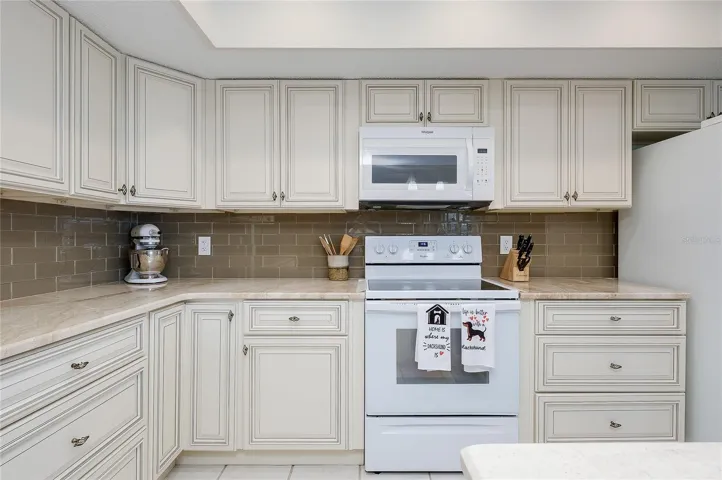 Gorgeous counters and cabinets