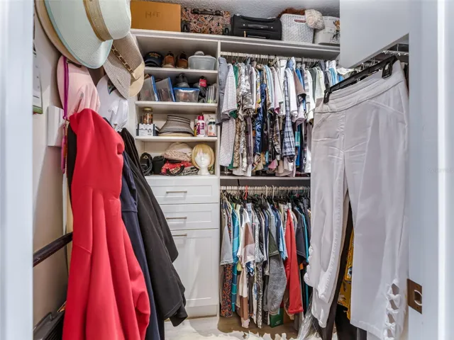 CUSTOM CLOSETS