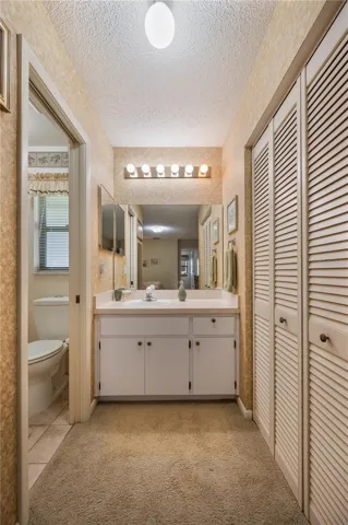 Primary en suite bathroom