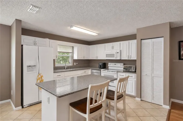 Kitchen with spacious Island