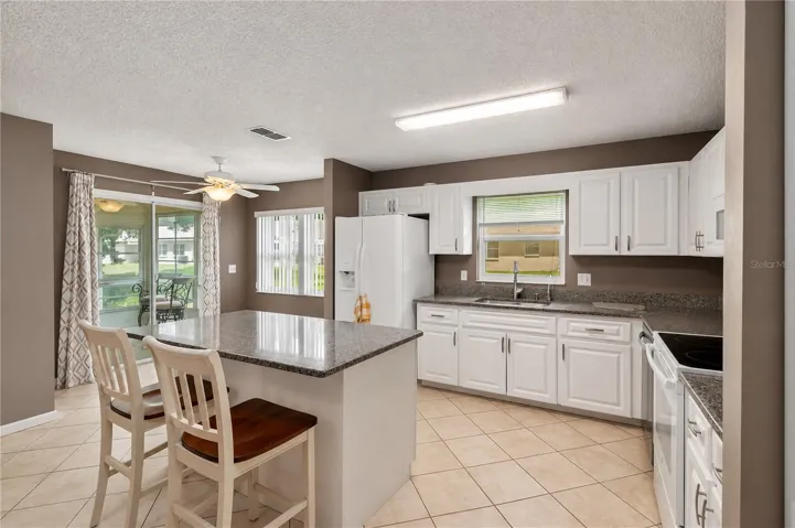 Kitchen and Eat in Area