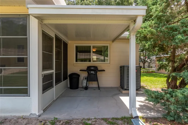 Grilling area-Grill Stays