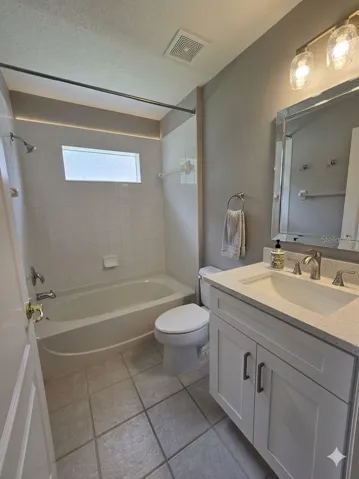 Guest bathroom 1