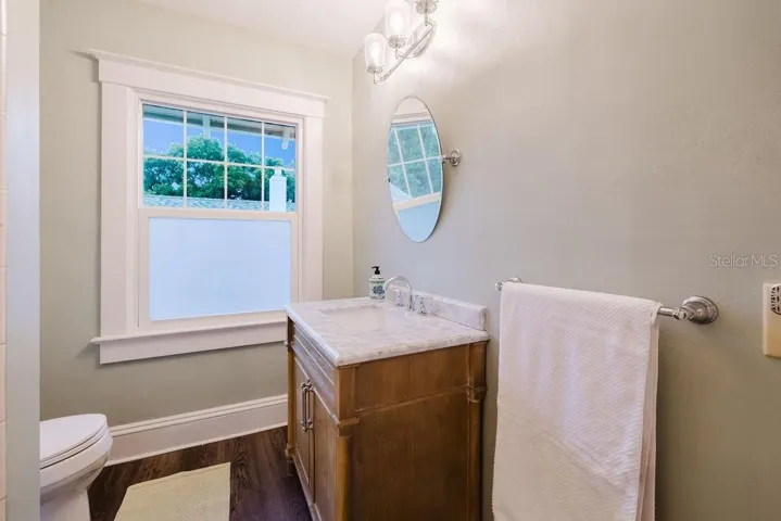 Upstairs full bathroom.