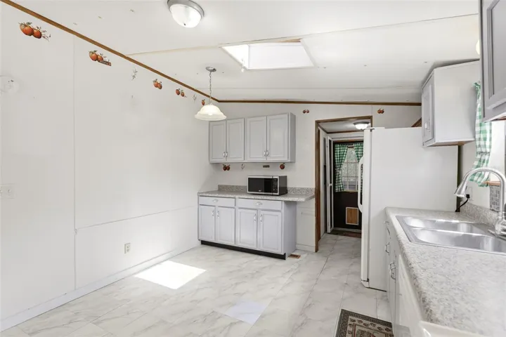 EAT-IN KITCHEN SPACE