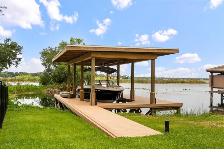 BOAT HOUSE WITH LIFT
