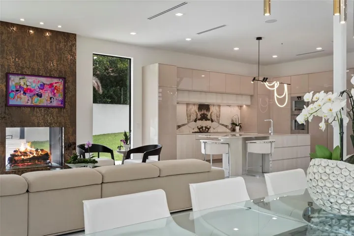 FAMILY/DINING ROOM