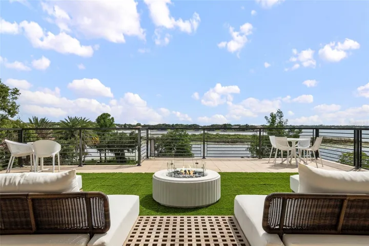 ROOFTOP PATIO