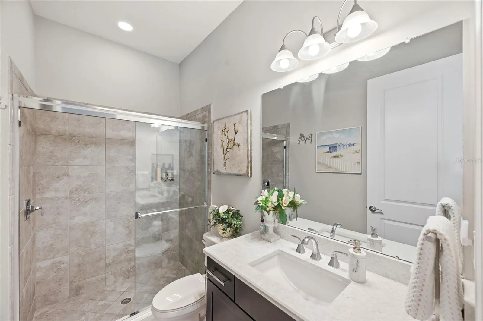 en-suite full bath-2