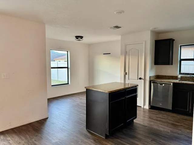 Kitchen/Eat-In Area