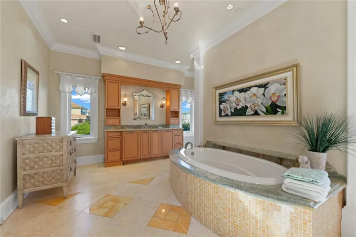 Equal parts spa retreat and everyday convenience, this bath was clearly designed by someone who understood the importance of personal space.
