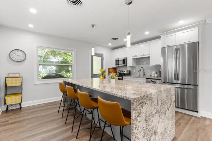 Large Island for Meal Prep for Dining
