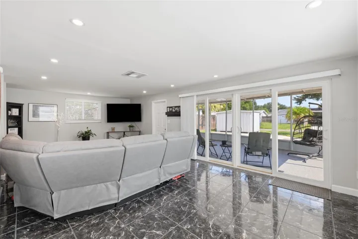 Living Area / Bonus Room