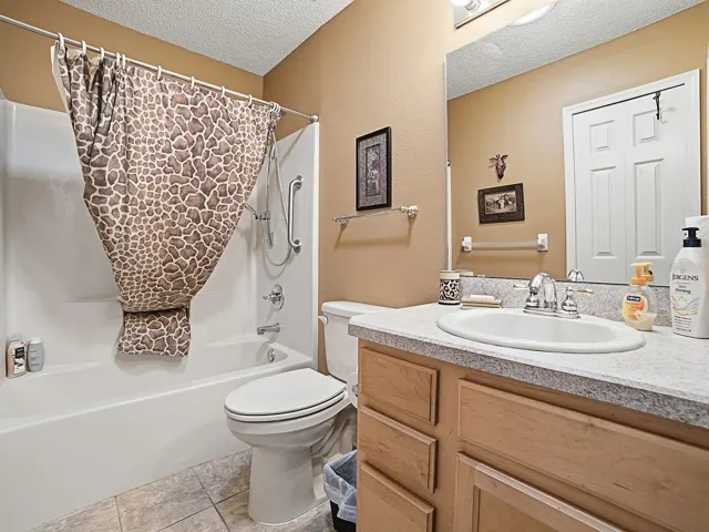 Guest Bath with tub/shower
