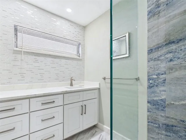 Primary Bath w Shower