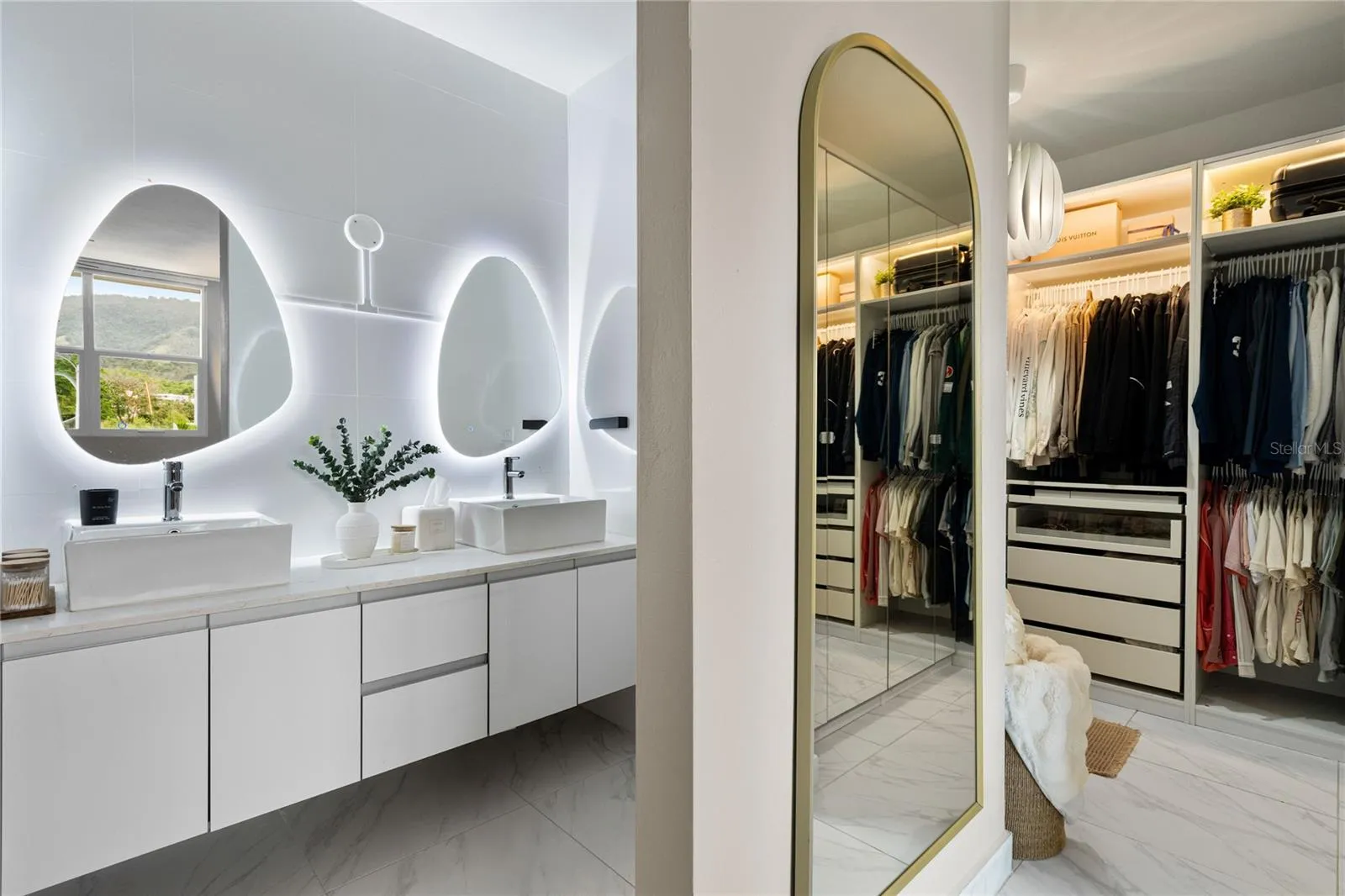 Walk-in-closet