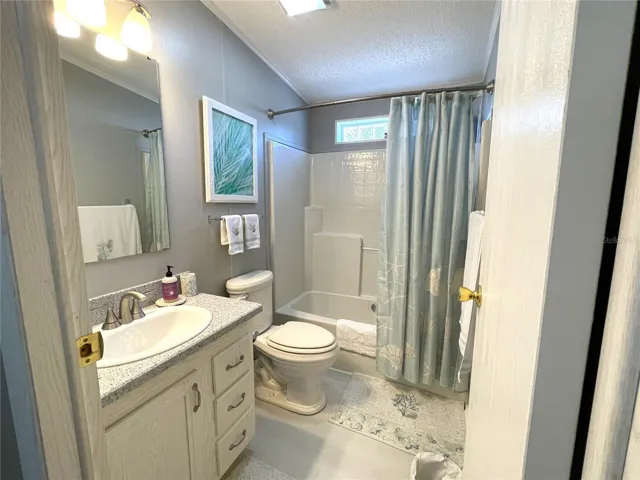 Guest Bathroom with tub/shower