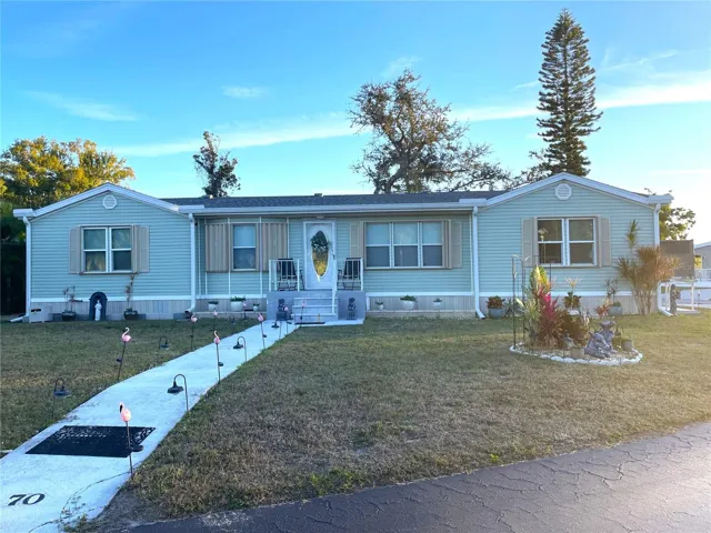 Spacious front yard