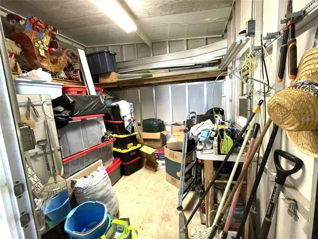 Large storage shed off of lanai