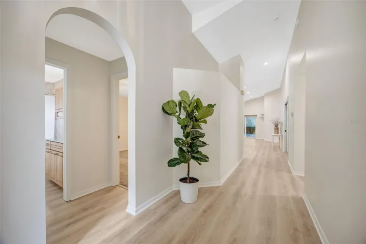Entry- Bed 2&3 on LFTLiv/Din/Fam Rm FWD