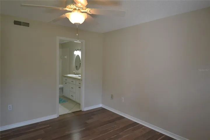 Primary bedroom w ceiling fan