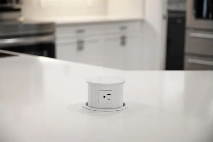 Plug or wireless popup charger
