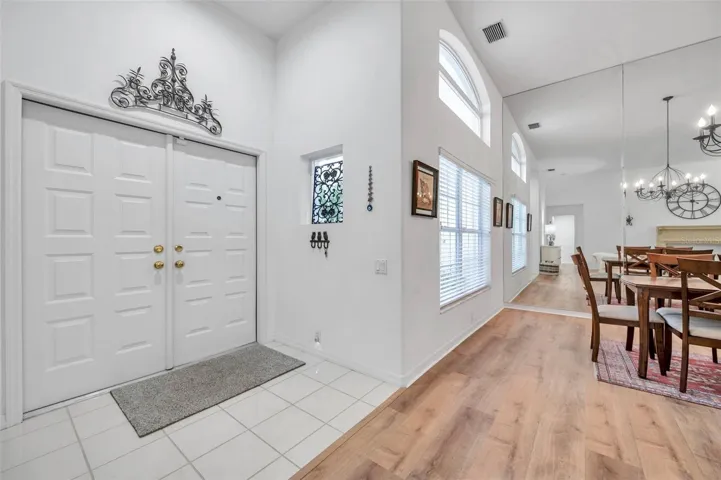 Entrance- foyer with vaulted high ceiligs