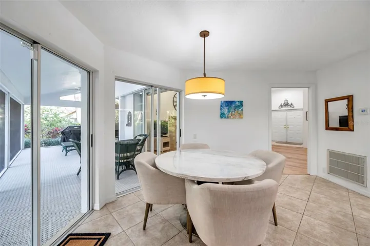 casual dining/breakfast table