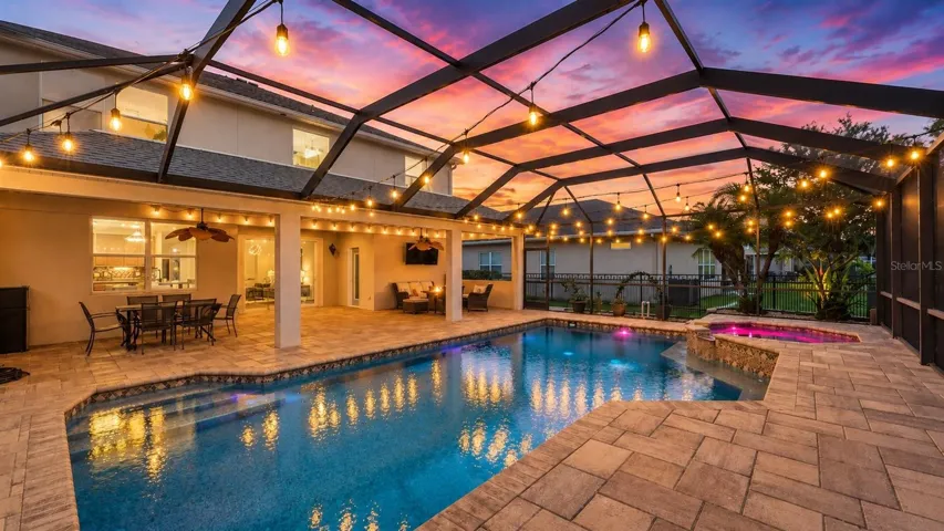 Stunning Pool &amp; Paver w Spa