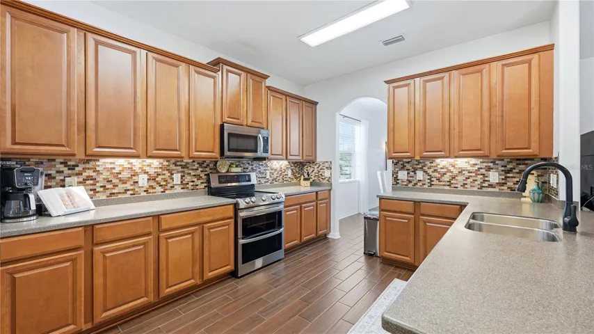 Another look at the kitchen...
