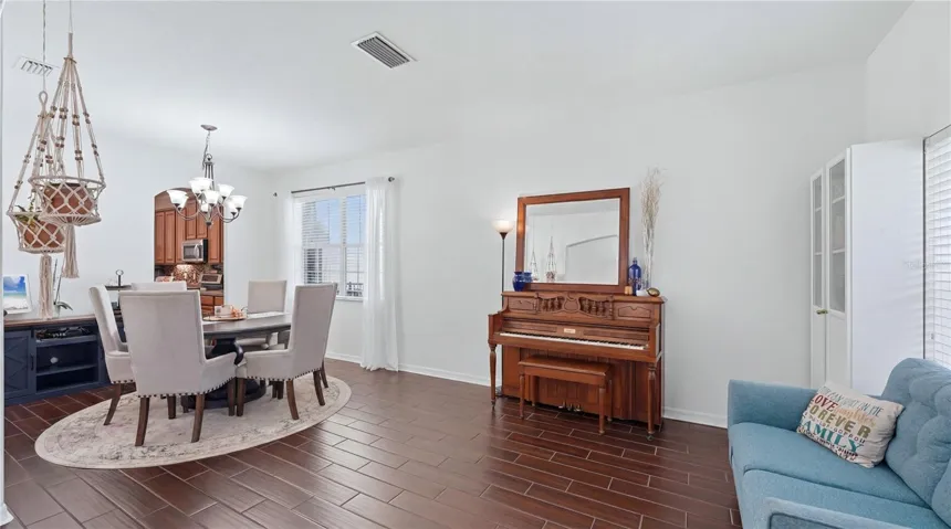 Front sitting room / dining room