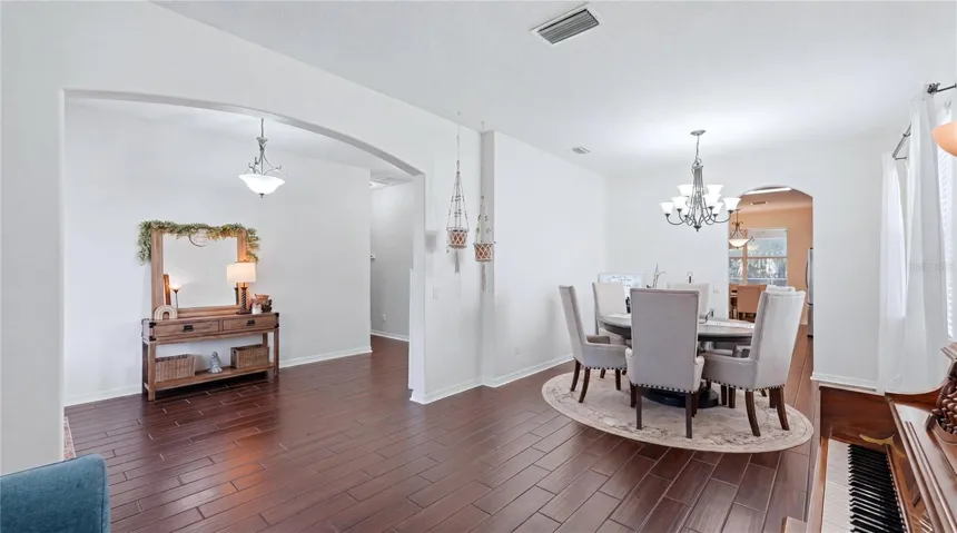 Front sitting room / dining room