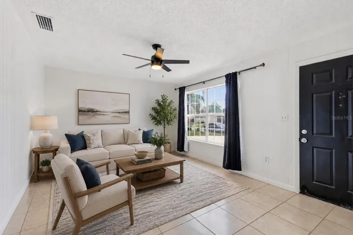 Spacious entry/family room