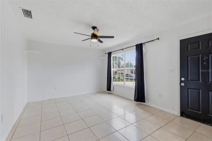 Spacious entry/family room