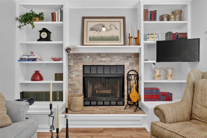 BUILT-IN DETAILS AROUND FIREPLACE