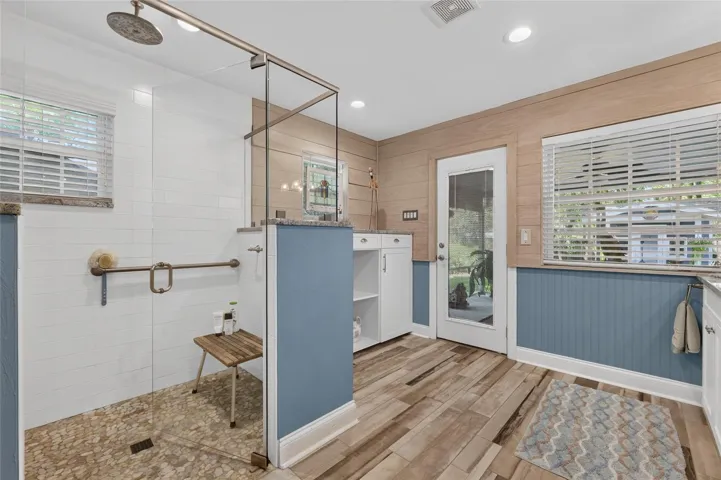LARGE WALK-IN SHOWER