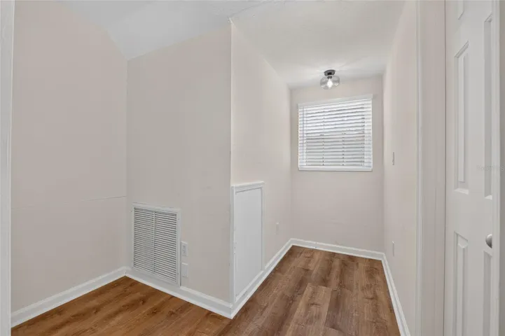 READING OR STUDY NOOK IN GUEST ROOM 1