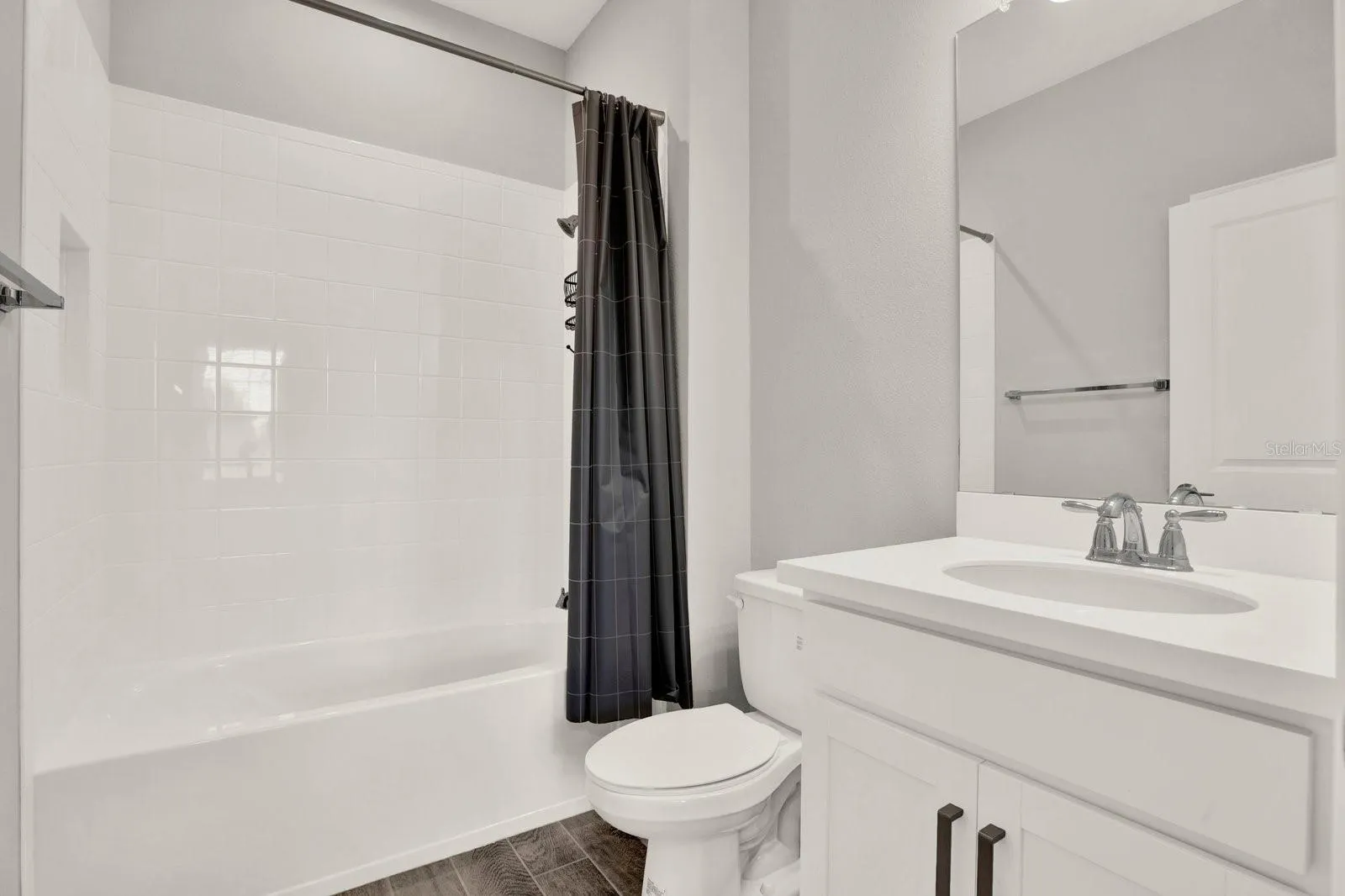 First-floor ensuite/full bathroom