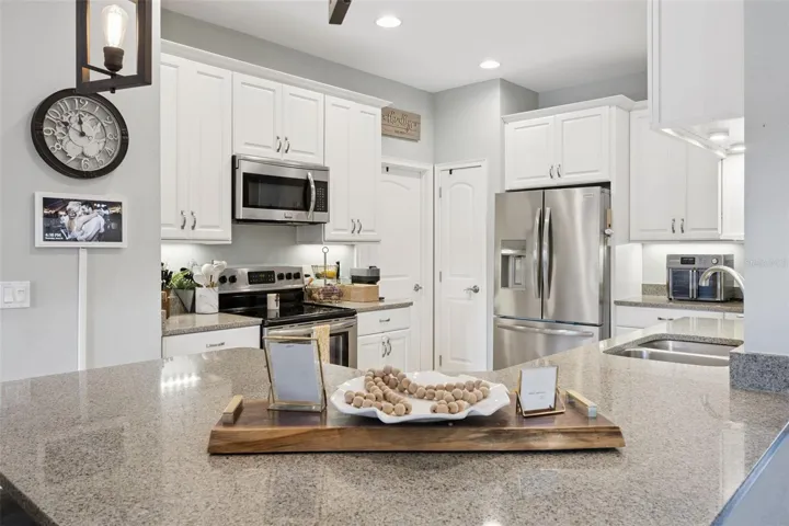 Kitchen & Breakfast Bar