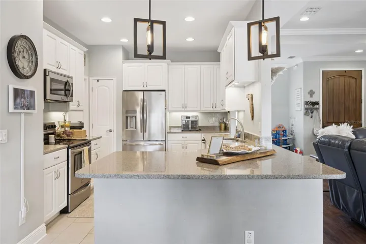 Kitchen & Breakfast Bar