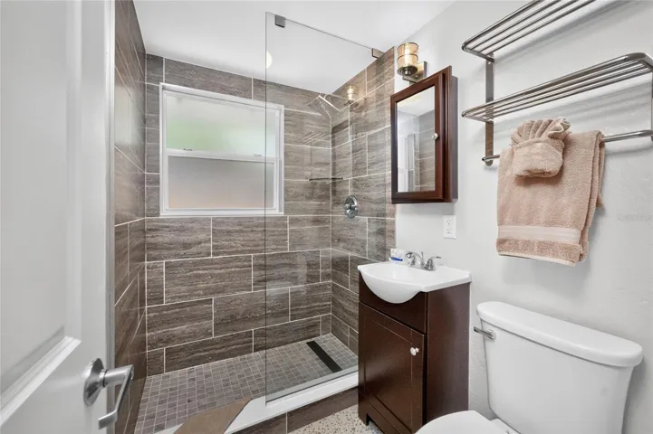 1130 Gulf Blvd - Pool House - Apt B / Suite 9 - Bathroom
