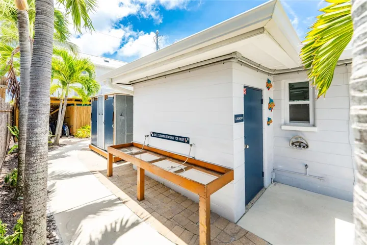 1120 Gulf Blvd - Main House - Shell and Shark Tooth Cleaning Station