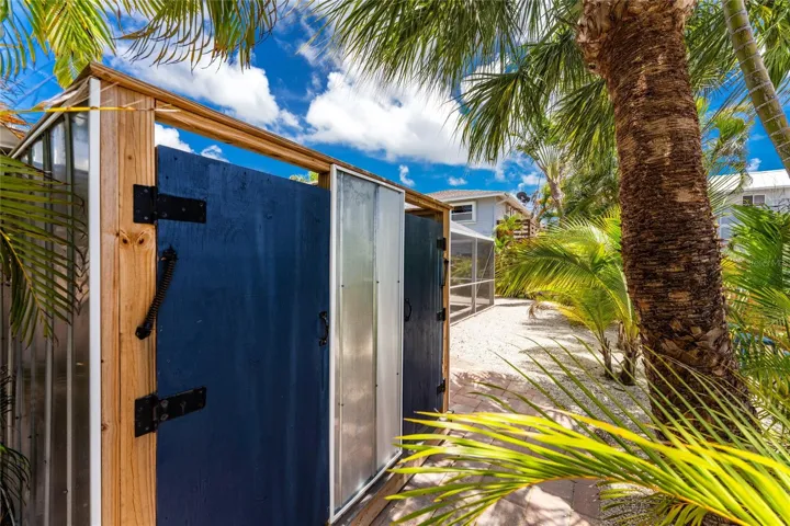 1130 Gulf Blvd - Pool House - Outdoor Showers